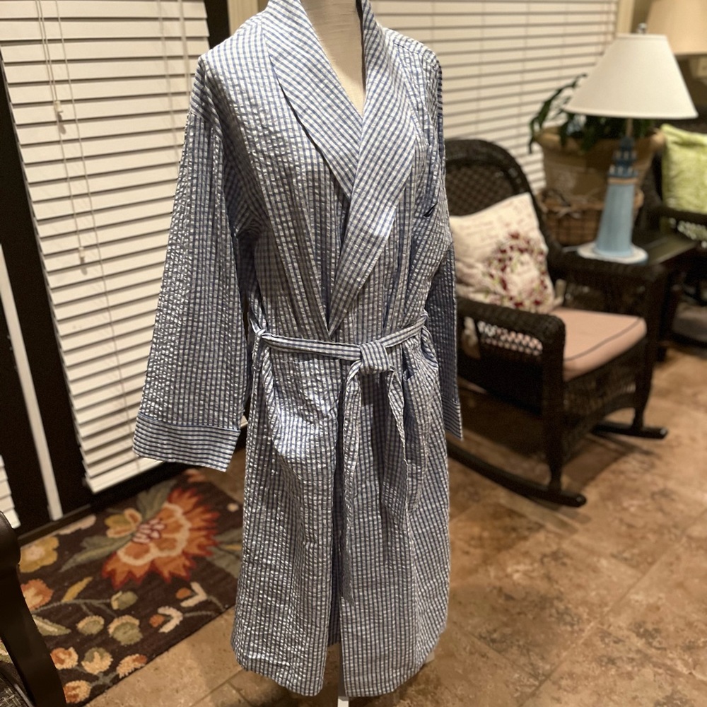 Nautical New with tags Womens size L/XL robe— Blue and White—beautiful robe